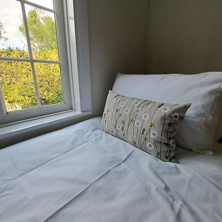 Generous 3 Bed In The Heart Of The Village 亨廷登 外观 照片