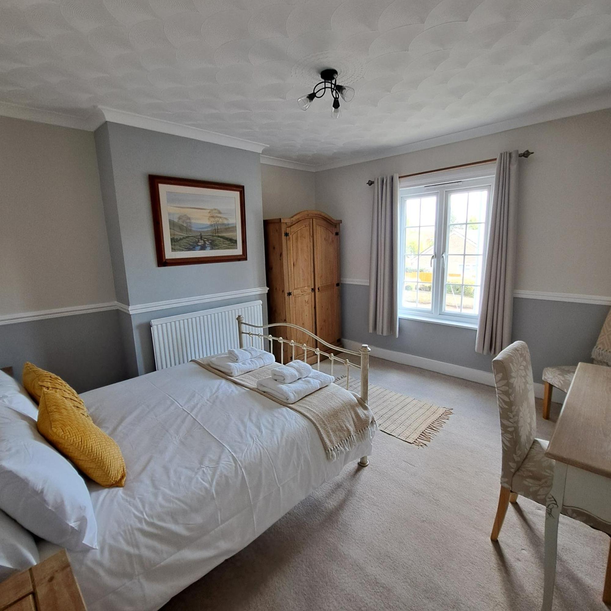 Generous 3 Bed In The Heart Of The Village 亨廷登 外观 照片