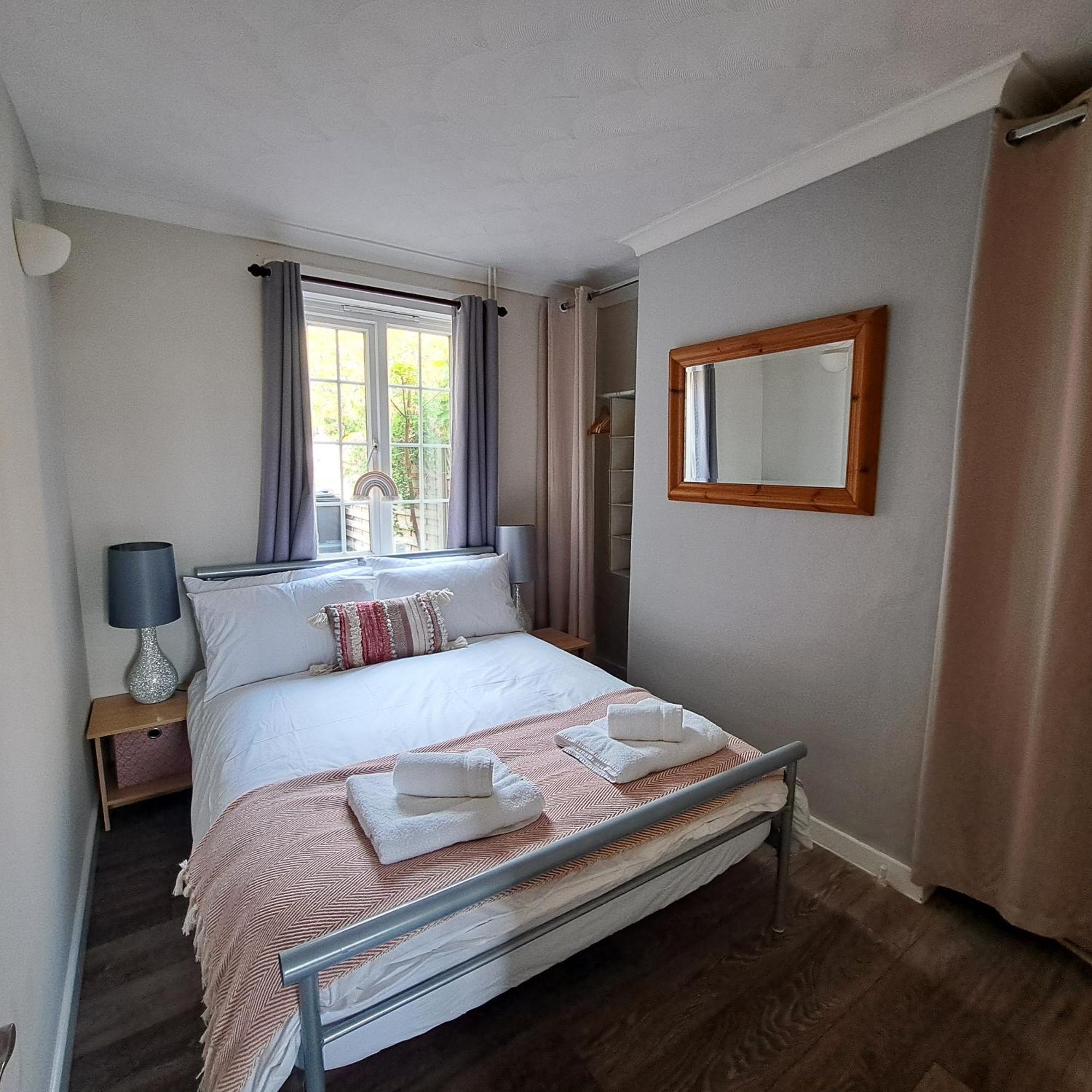 Generous 3 Bed In The Heart Of The Village 亨廷登 外观 照片