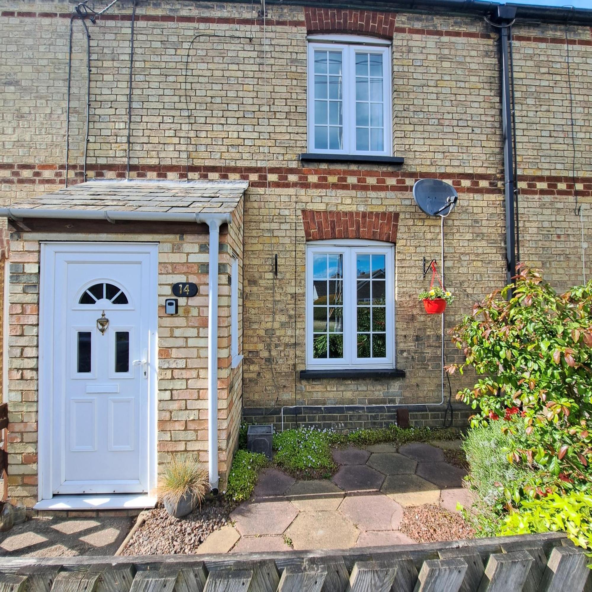 Generous 3 Bed In The Heart Of The Village 亨廷登 外观 照片