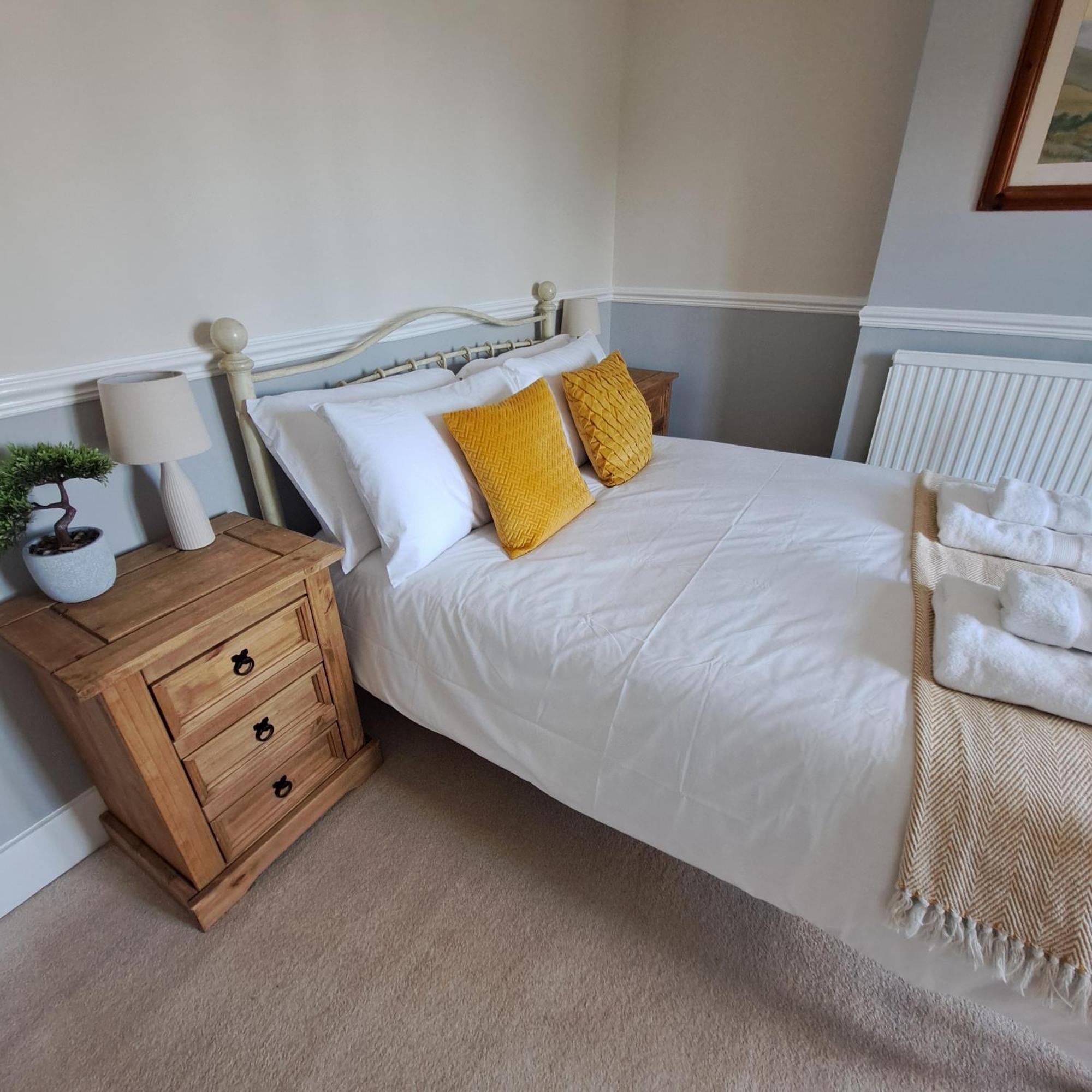 Generous 3 Bed In The Heart Of The Village 亨廷登 外观 照片