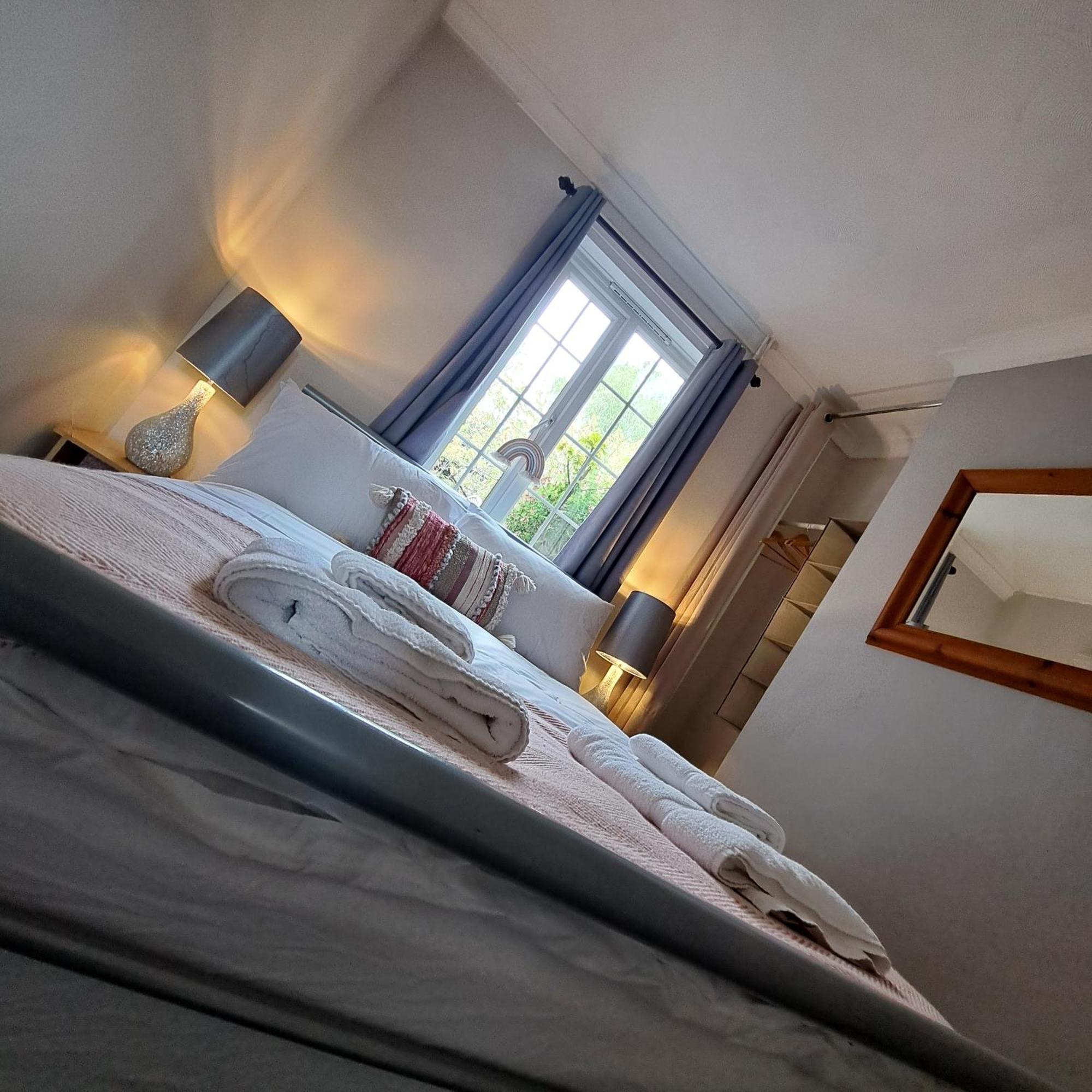 Generous 3 Bed In The Heart Of The Village 亨廷登 外观 照片