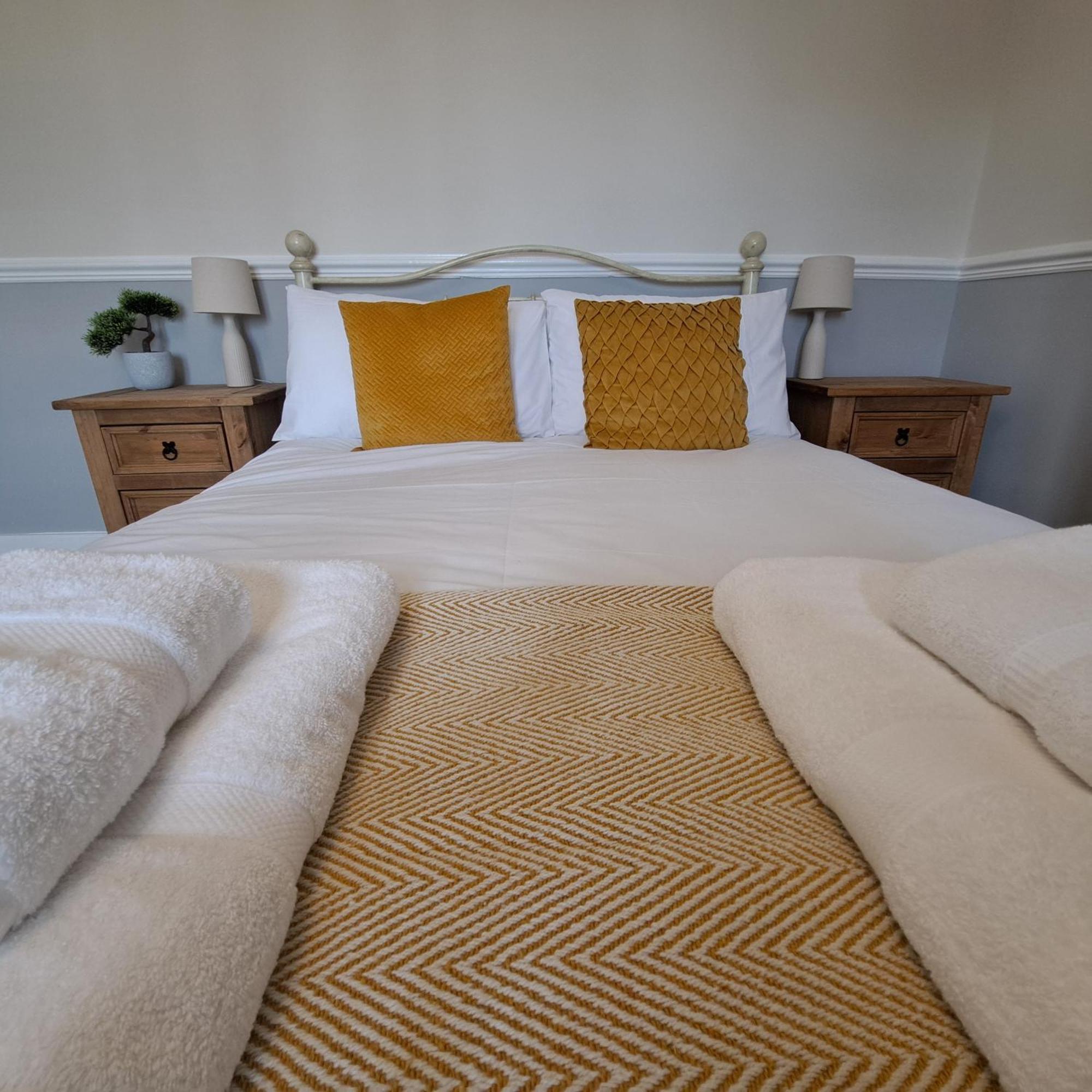Generous 3 Bed In The Heart Of The Village 亨廷登 外观 照片
