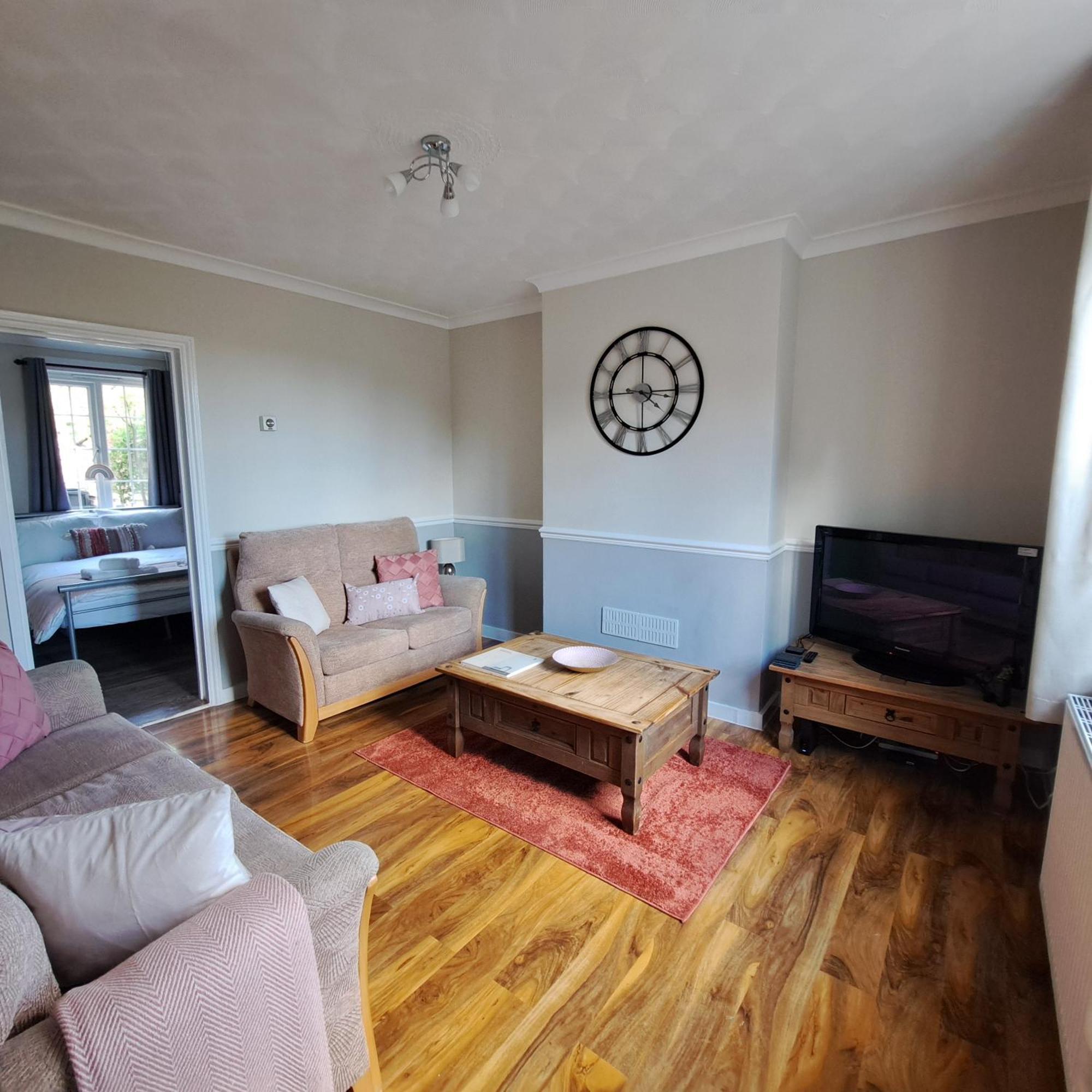 Generous 3 Bed In The Heart Of The Village 亨廷登 外观 照片